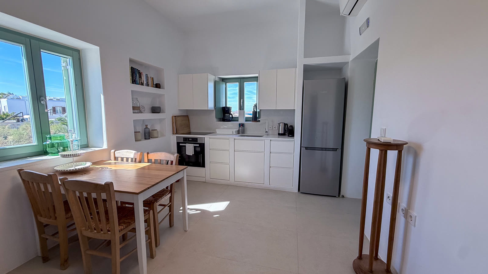 The dining area and fully equipped kitchen in the open-plan main room
